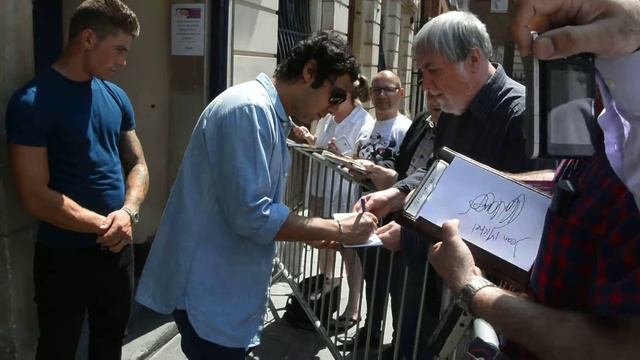 Kunal Nayyar meets fans at Trafalgar Studios, London смотреть онлайн
