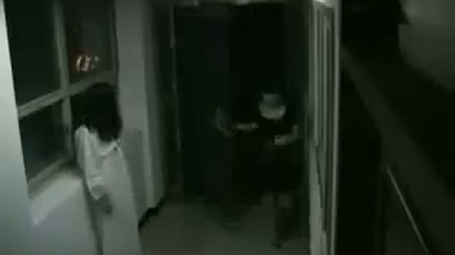 Люди выходящие из кинозала после фильма звонок D.flv смотреть онлайн