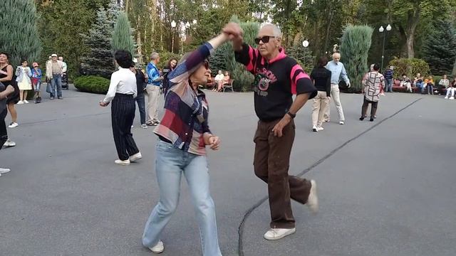 16.09.23.? Харьков ???танцы в парке ? Александр и Ирина.? смотреть онлайн