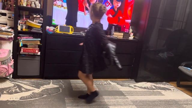 03.11.2023. Даниэла танцует в косухе))) смотреть онлайн