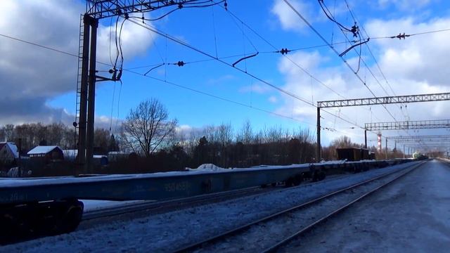Приветливый помощник на электровозе ВЛ11М-279 с грузовым поездом, станция Детково, БМО смотреть онлайн