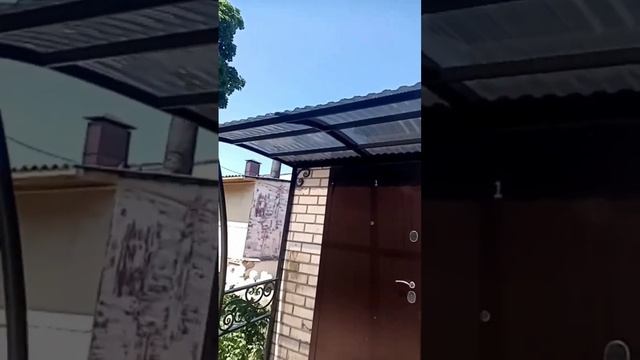 козырёк над порогом. вход в дом.