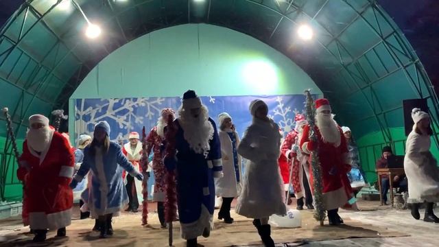 Крутой танец Дедов Морозов и Снегурочек.Новогодняя Беларусь #с2022годом! #добрушновогодний #беларус смотреть онлайн