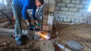 Заливка фундаментных перемычек под внутренние перегородки, стены внутри дома