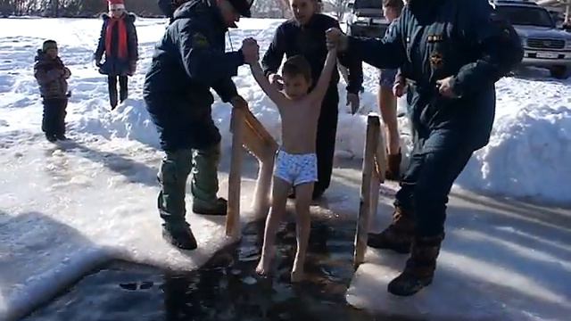сынок в прорубь окунается! смотреть онлайн