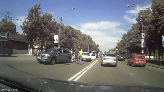 Борисполь 26.05.2014 молодой парень пытался избить деда за то что тот о чем то задумался за рулем.. смотреть онлайн