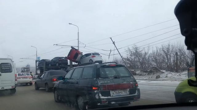 Кто сильнее: троллейбусная линия или автовозка? смотреть онлайн
