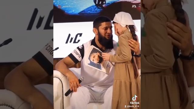 Трогательный момент, где маленькая девочка обращается к Хамзату Чимаев #чечня #хамзатчимаев #чечене смотреть онлайн