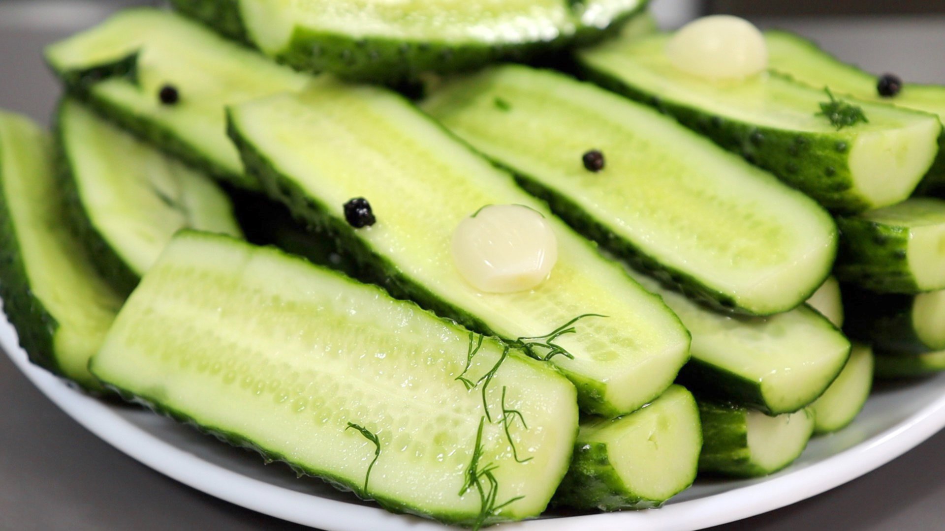 Вкуснейшие МАЛОСОЛЬНЫЕ ОГУРЦЫ Чтобы были хрустящими - есть один секрет 😉 смотреть онлайн