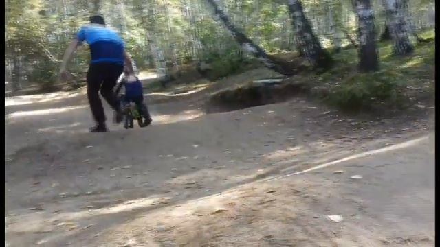 Ника учится кататься на велике, пробует памп. смотреть онлайн