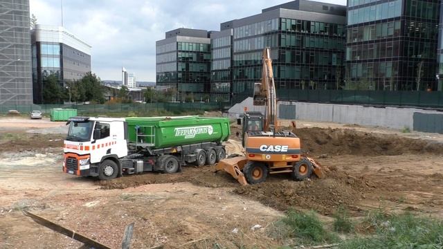Renault T load by Case 1188 excavator смотреть онлайн