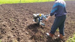 ?Пашем мотоблоком на широких фрезах,развороты..