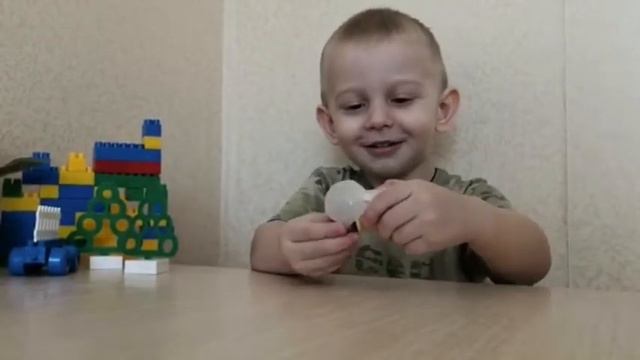 Семён открывает шоколадное яйцо История Игрушек смотреть онлайн