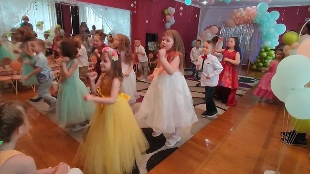 весёлый танец на выпускном в детском саду смотреть онлайн