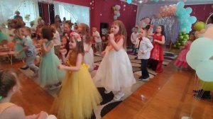 весёлый танец на выпускном в детском саду