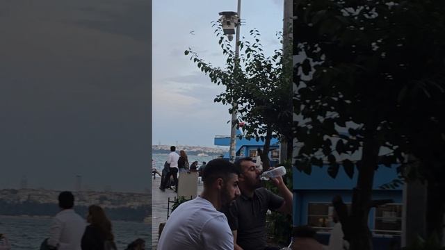 Выпьем чаю на европейской стороне, гладя на азиатскую. Стамбул. Karakoy. смотреть онлайн