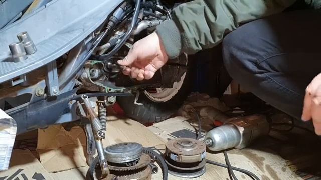 Honda Tact 30 первое ТО с японии разбор вариатора, чистка карбюратора, замер компрессии и запуск! № смотреть онлайн