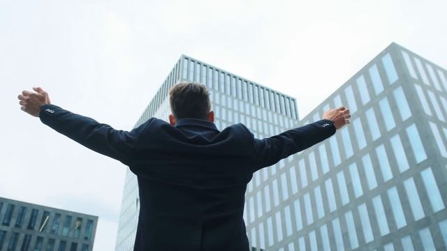 Девушка бросила бедного УБОРЩИКА, а через 5-лет не поверила ГЛАЗАМ! Ушла к богатому, но... смотреть онлайн