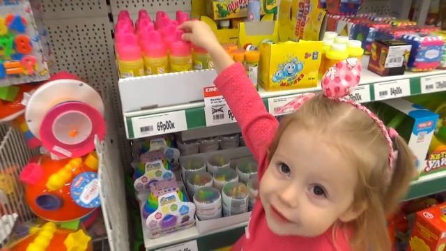 Funny Kid and Baby Doll Lola doing shopping смотреть онлайн
