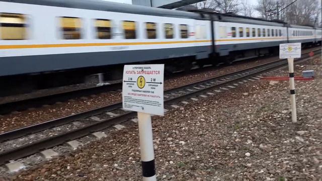 Раскрашенная графитями электричка едет к станции "Гражданская" смотреть онлайн