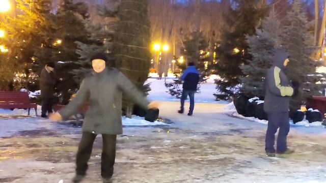 ЗА ЧЕТЫРЕ МОРЯ!??❄️/ТАНЦЫ В ПАРКЕ ГОРЬКОГО ХАРЬКОВ ДЕКАБРЬ 2021 смотреть онлайн