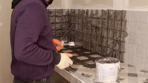Столешница из плитки керамогранита. Затираем швы. Тест затирки