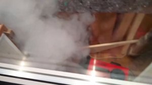 Удаление запаха сухим туманом из прокуренного матраса