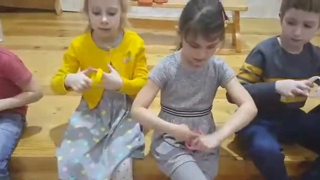 Пальчиковая гимнастика. Кукляндия. "КОЛЕЧКИ И ВЕРТУШКИ" Майя Родина- автор- педагог. смотреть онлайн