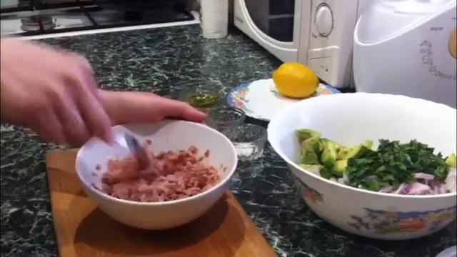 САЛАТ С ТУНЦОМ И АВОКАДО.Вкусный полезный витаминный салат /Tuna salad/ смотреть онлайн