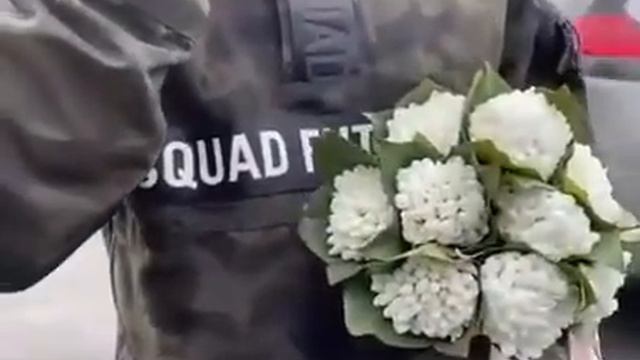 В Москве продают подснежники. Цветы внесены в Красную книгу. смотреть онлайн