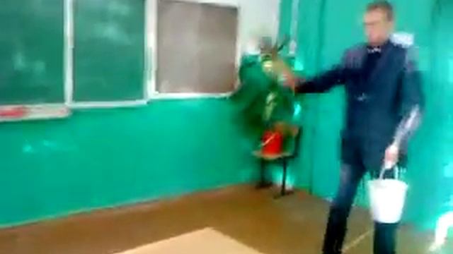 КОМАРОВ - ИЗГОНЯЮЩИЙ ДЬЯВОЛА НА УРОКЕ ИСТОРИИ смотреть онлайн