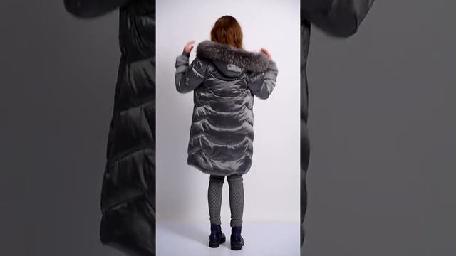 KIWILAND — Пуховик для девочки D3110 Серый графит. Зимняя удлинённая куртка с капюшоном с мехом смотреть онлайн