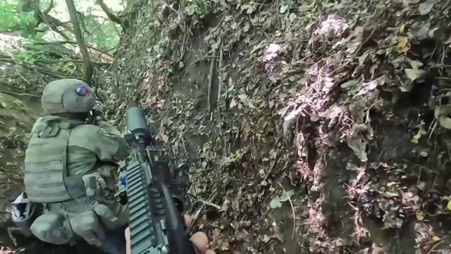 Работа армейского спецназа в лесной местности в зоне СВО смотреть онлайн
