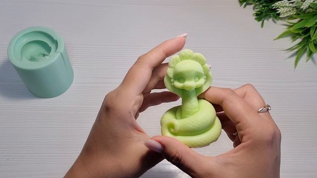 Символ 2025 года змея Маруся от Saponelli/ Заливка силиконовой формы для мыловарения смотреть онлайн