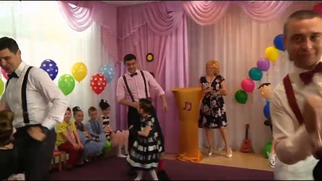 Танок "Твіст" донечок із татами. смотреть онлайн