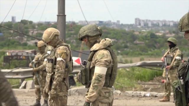 Сдавшемуся Азовцу приказали показать есть ли у него оружие смотреть онлайн