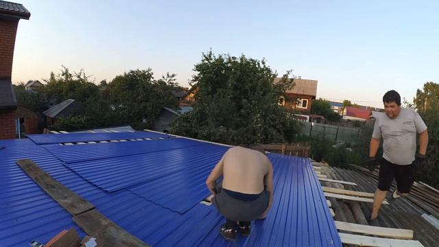 Как сделать крышу на гараже и на дровеннике. Строительство гаража серия №9. смотреть онлайн