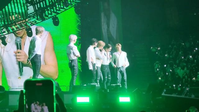 [4K] Stray Kids in LA (Day 2): Chan and Han dance to Red Lights смотреть онлайн