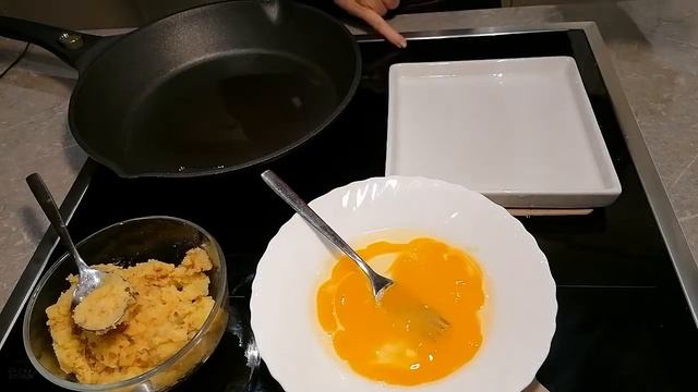 Chanukka.Mazzot Latkes Mit Lachs, Kartoffeln, Käse/Ханука. Маца латкес с лососем,картофелем и сыром