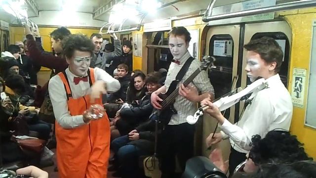Выступление в метро Питер смотреть онлайн