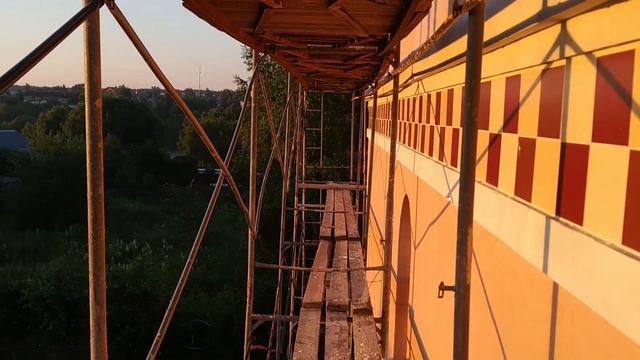 Нанесение декоративной штукатурки Ceresit на фасады дома, утеплённого фасадным пенополистиролом смотреть онлайн