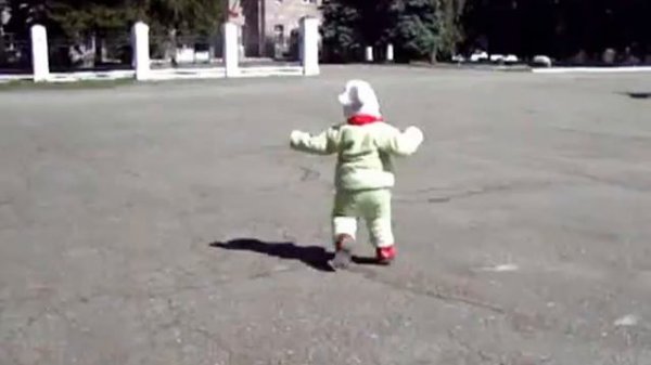 Первый раз ножками по улице