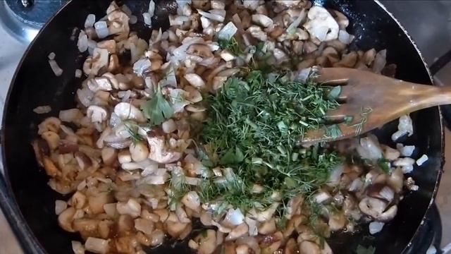 Печорская кулинария. Сыроежки с гречневой кашей и луковыми корзинками. смотреть онлайн