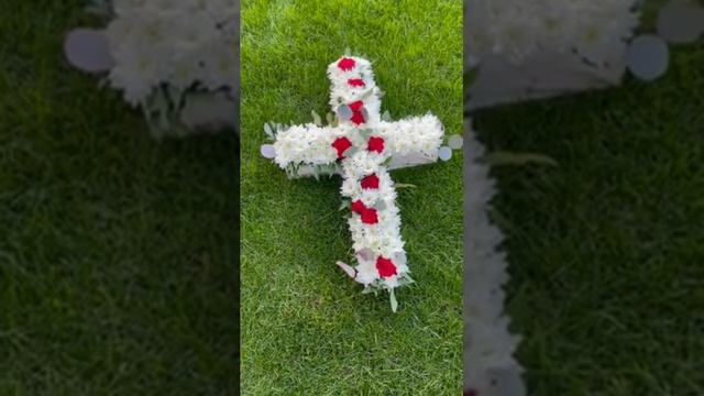 Цветы на похороны - Икебана-крест "Изумруд" смотреть онлайн