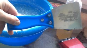 Как почистить потолок и стены от извести обойным клеем и без