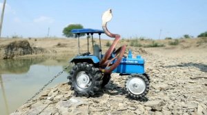 Кобра-тракторист спасает грузовик