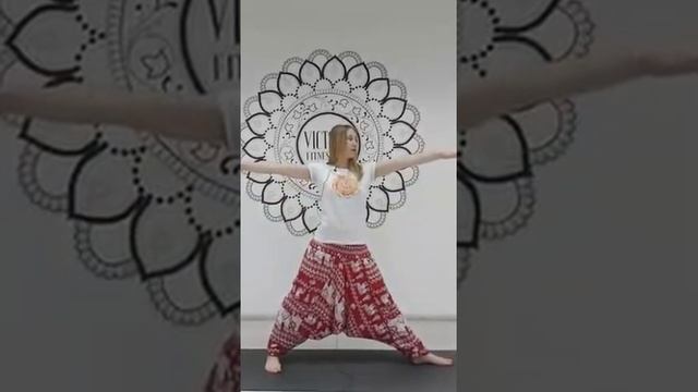 Уттхита триконасана (поза треугольника). Огнева Дарья смотреть онлайн