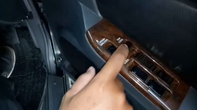 Nissan Terrano KingsRoad 2.4 M/T 2005 - Review Indonesia смотреть онлайн