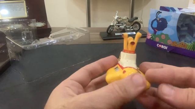 Corgi желтая подводная лодка Битлз / Corgi Beatles yellow submarine смотреть онлайн