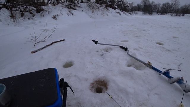Рыбалка на МАЛОЙ РЕКЕ. Ловля ПЛОТВЫ в КОРЯГАХ. Зимняя рыбалка. смотреть онлайн